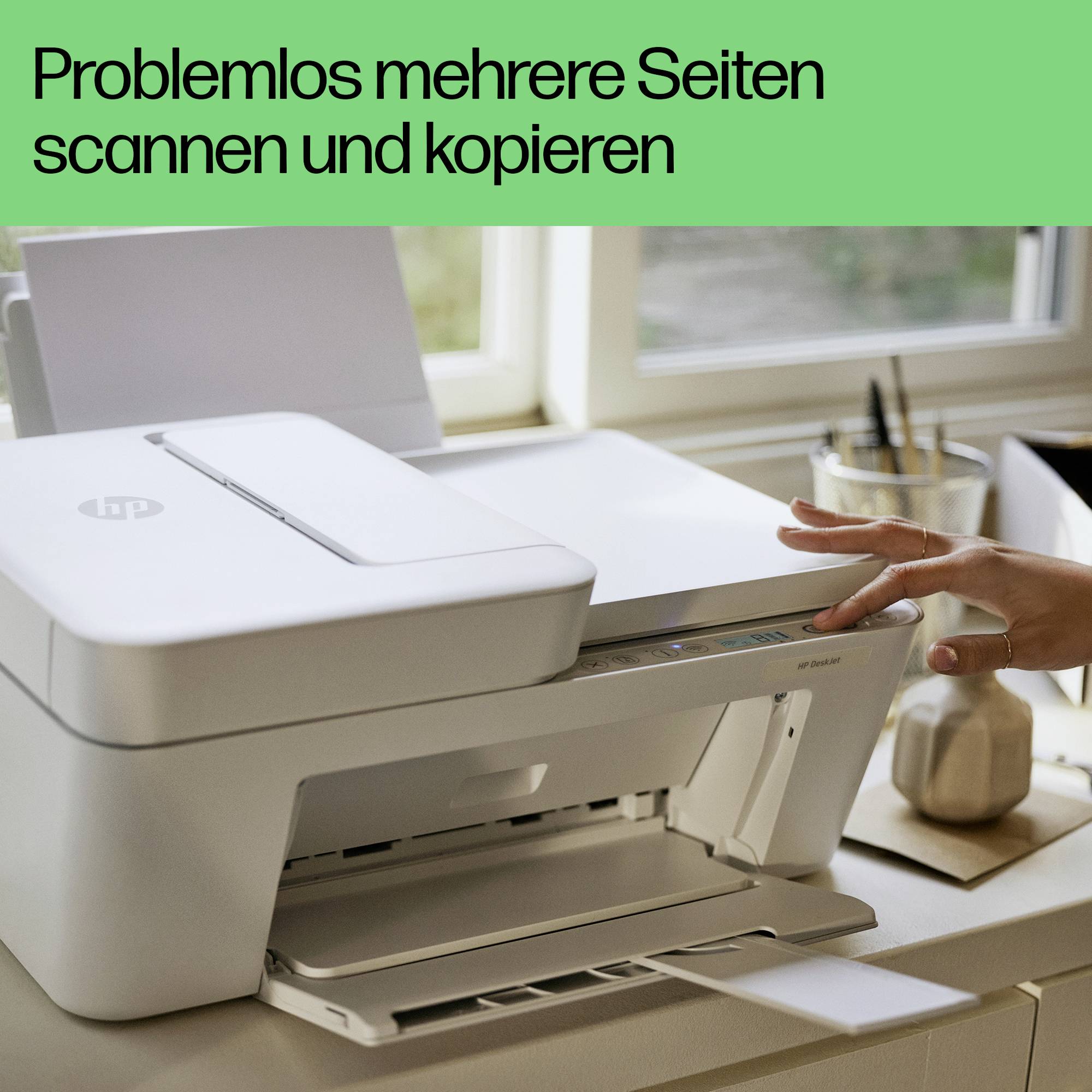 Ein Drucker auf einem Tisch, bereit zum Scannen oder Kopieren. Text im Bild: 'Problemlos mehrere Seiten scannen und kopieren'.