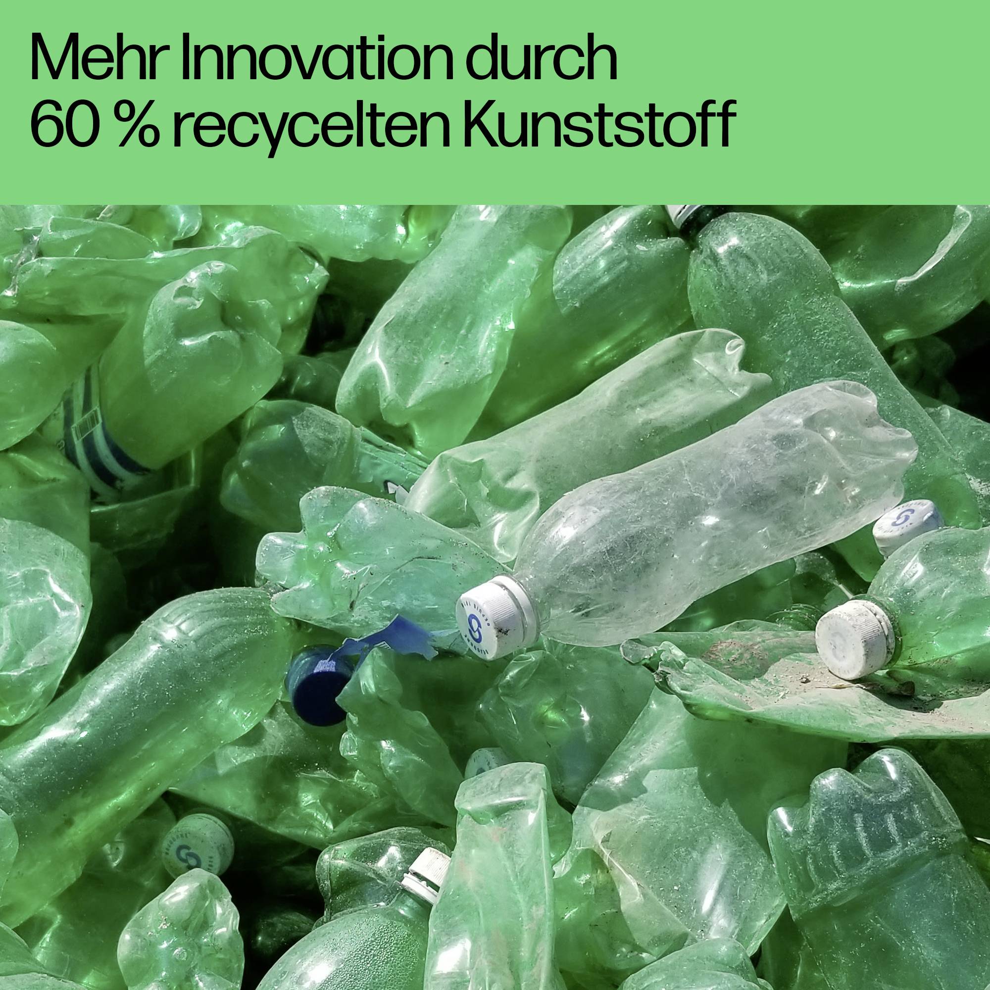 Haufen grüner Plastikflaschen, Text oben: 'Mehr Innovation durch 60 % recycelten Kunststoff'.