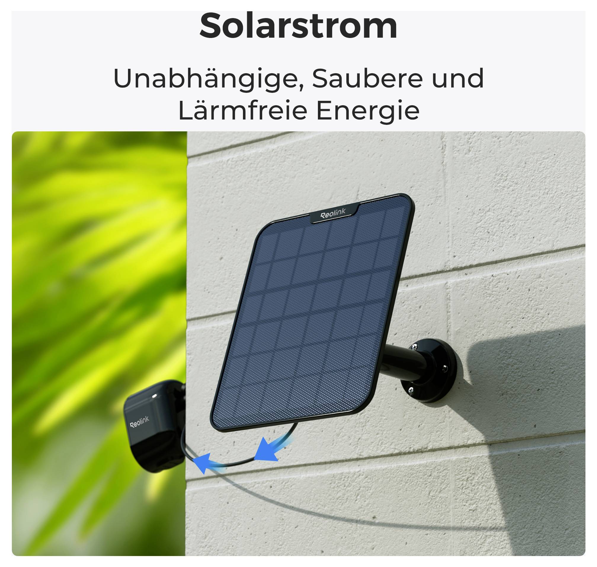 Solarmodul an einer Wand montiert. Text: 'Solarstrom - Unabhängige, Saubere und Lärmfreie Energie'. Links im Bild grünes Blattwerk.