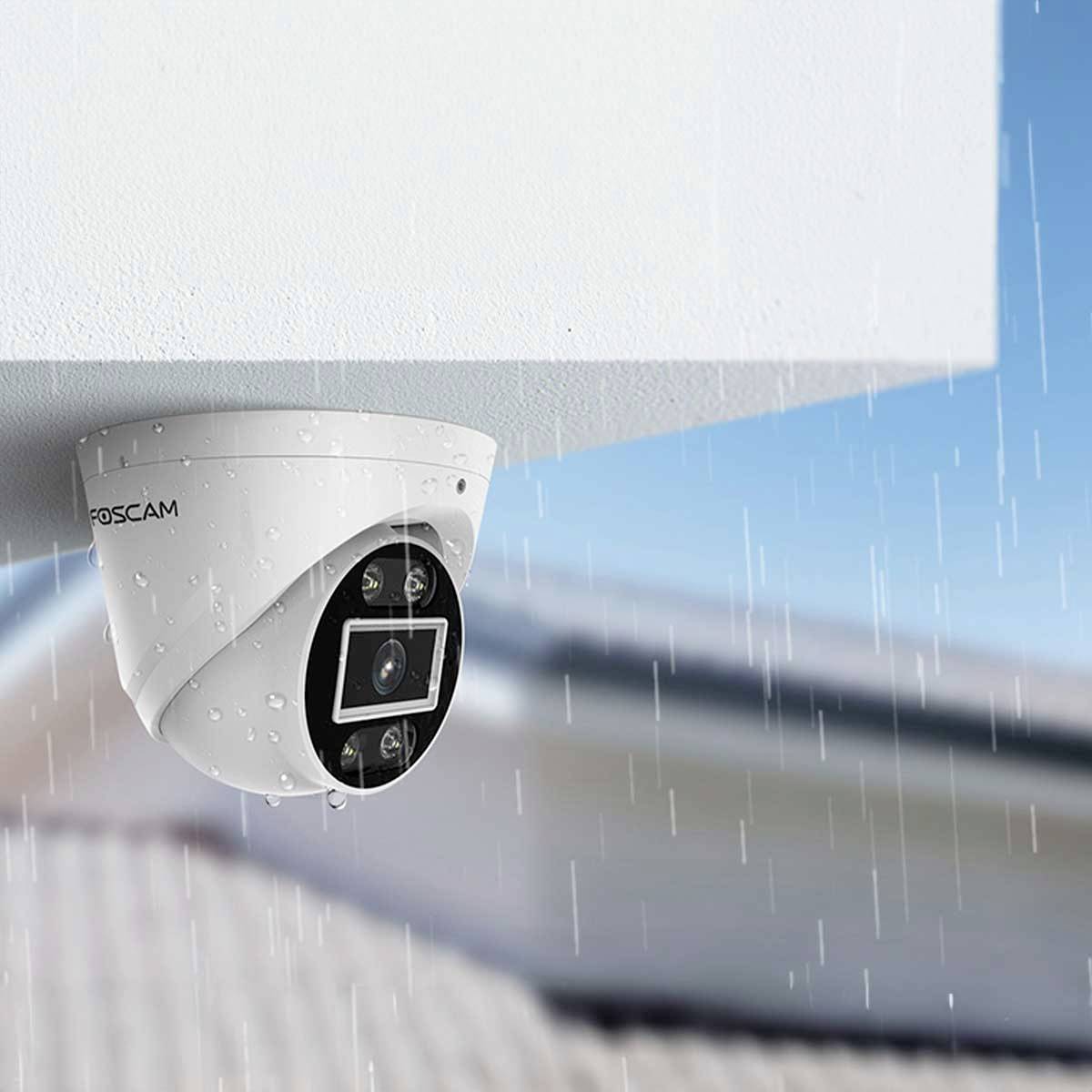Überwachungskamera an einer Gebäudeecke bei Regenwetter installiert, fokussiert auf Sicherheitsüberwachung bei unterschiedlichen Wetterbedingungen.