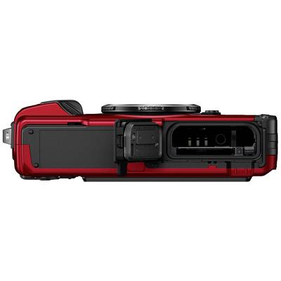 Rote Digitalkamera von unten mit geöffnetem Batteriefach, zeigt Platz für Akku und Speicherkarten.