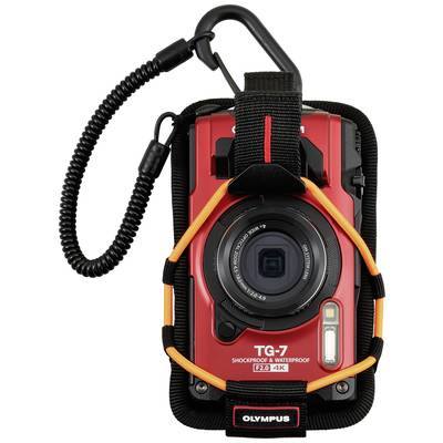 Rote widerstandsfähige Kamera TG-7 mit Objektiv und Blitz, umgeben von einem schwarzen und orangefarbenen Schutzrahmen.