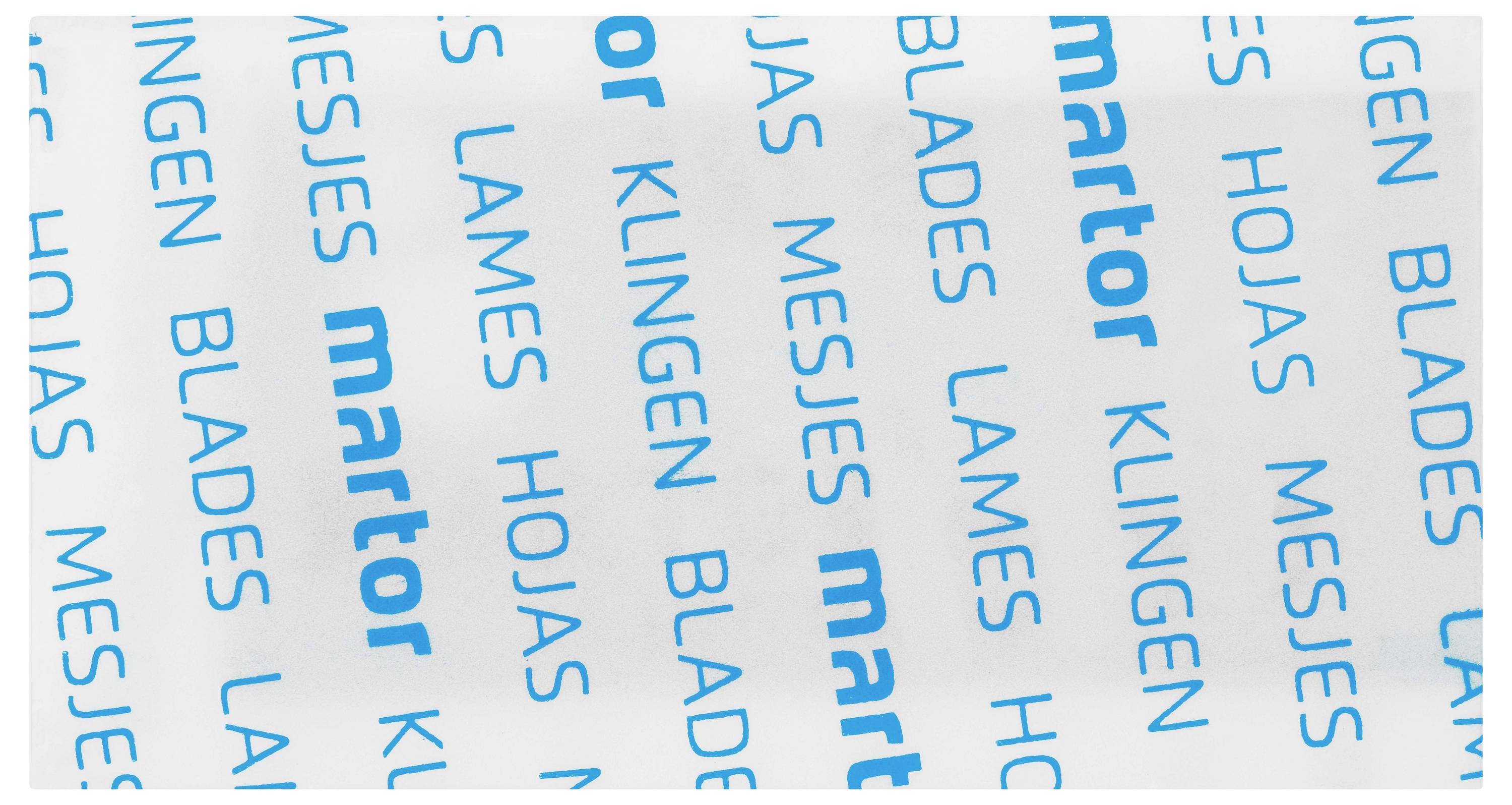 'Druckmuster mit dem blau geschriebenen Wort "Blades" in verschiedenen Sprachen. Markenschriftzug "martor" ebenfalls vorhanden.'