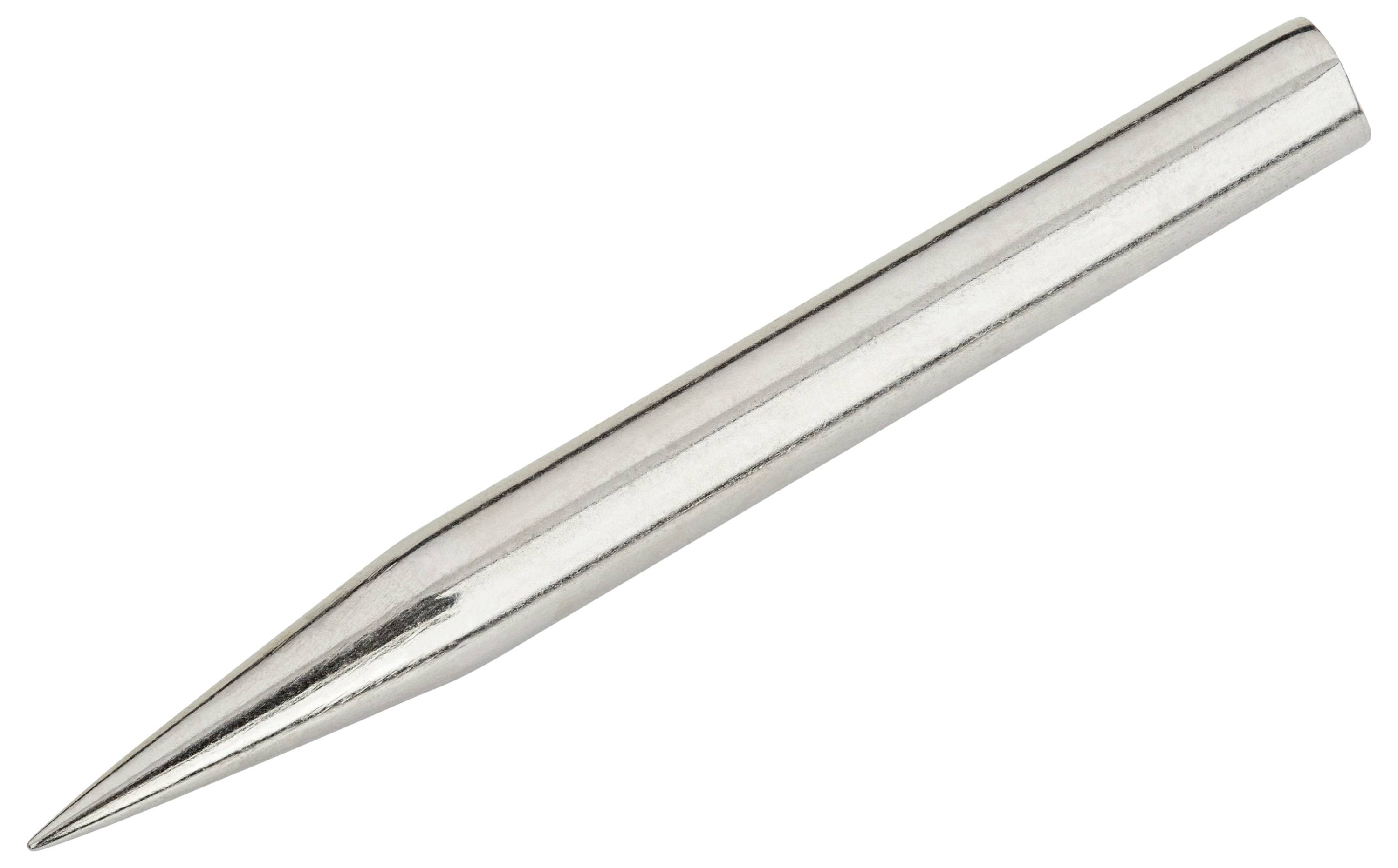 Spitz zulaufende Metallspitze eines Werkzeugs, wahrscheinlich ein Lötkolbenaufsatz, auf weißem Hintergrund.