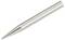 Spitz zulaufende Metallspitze eines Werkzeugs, wahrscheinlich ein Lötkolbenaufsatz, auf weißem Hintergrund.