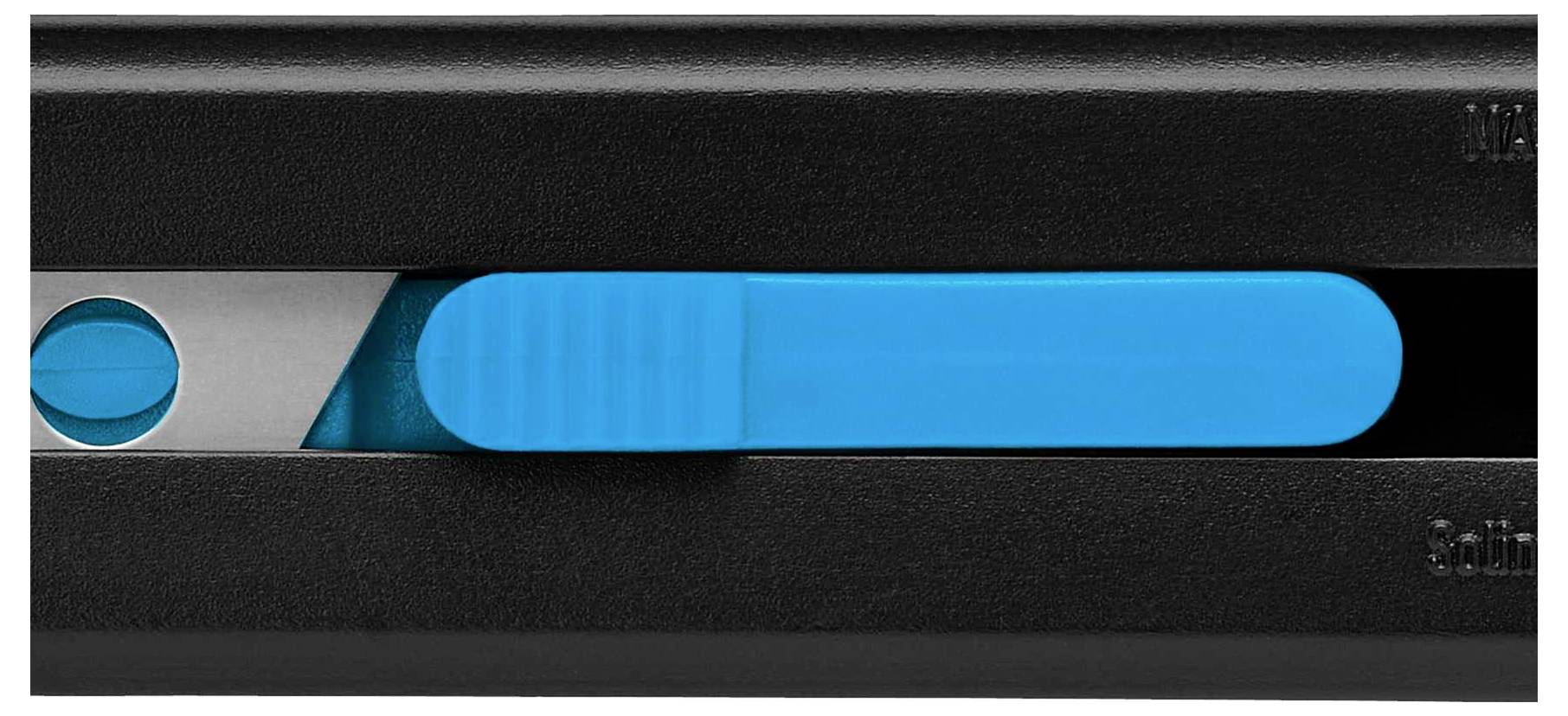 Ein schwarzes Cutter-Messer mit einem eingezogenen, blau ummantelten Schneidklinge.