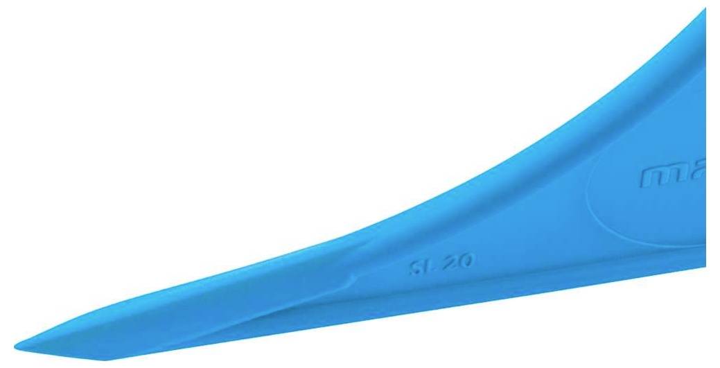 Ein Teil eines blauen Strukturteils, möglicherweise aus Kunststoff, mit einer glatten, spitz zulaufenden Form und der Aufschrift '61 20'.