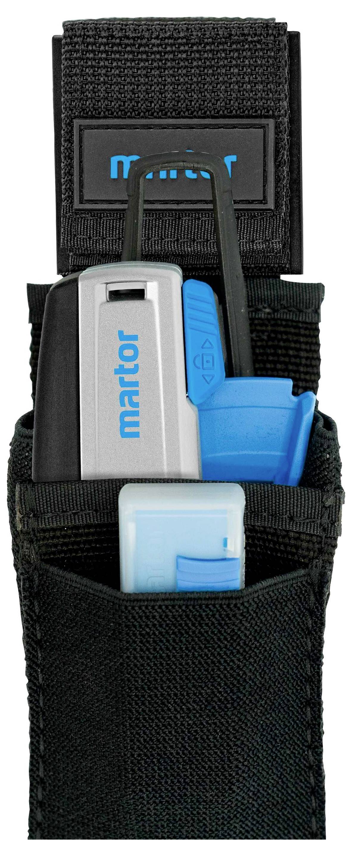 'Schneidemesser in schwarzer Tasche mit blauen Details, Aufschrift "martor" sichtbar.'