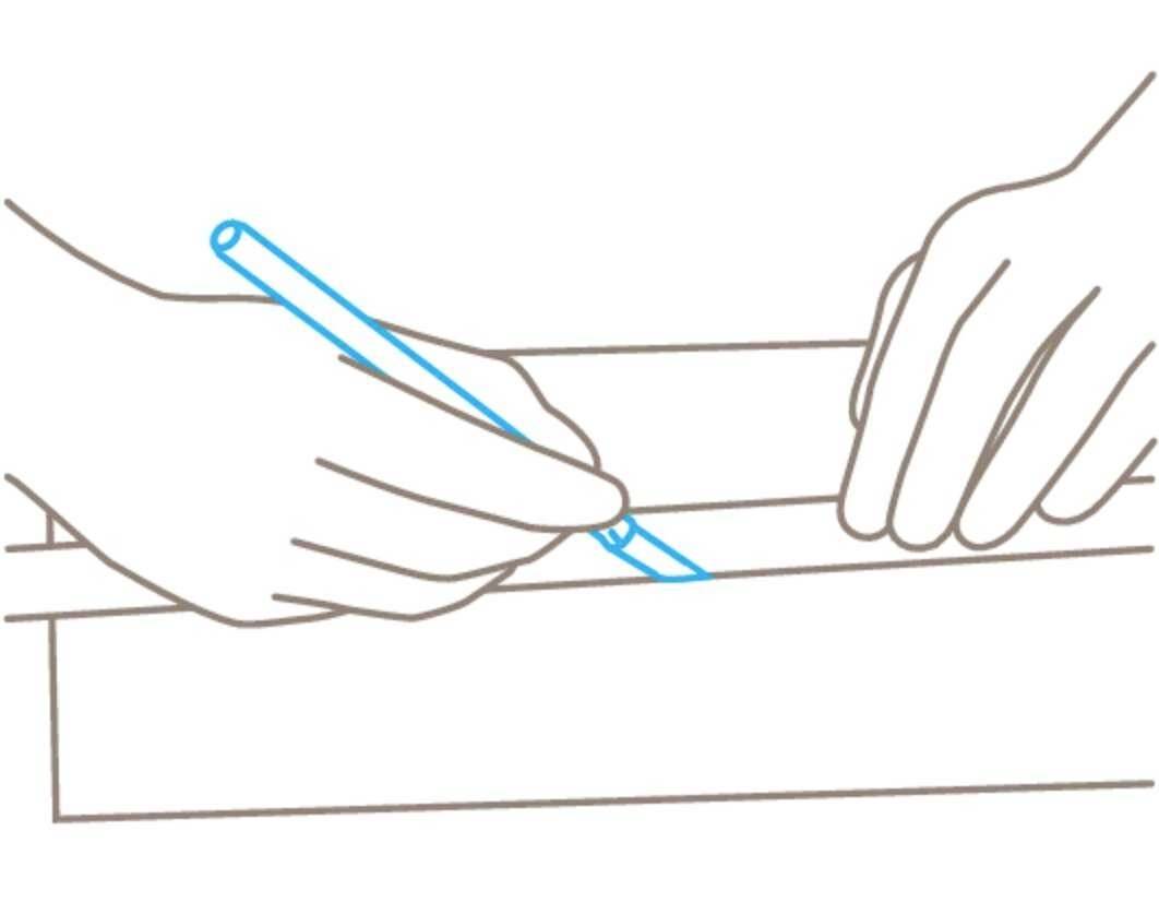 Eine Hand hält ein Lineal, die andere zeichnet eine blaue Linie auf einem Blatt Papier.