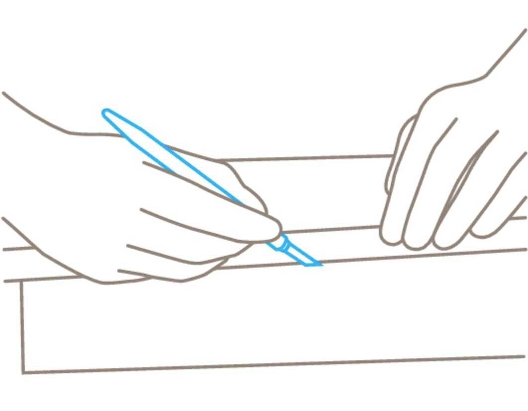 Eine Hand hält einen Stift und zeichnet eine Linie auf einem Stück Papier, während die andere Hand das Papier fixiert.