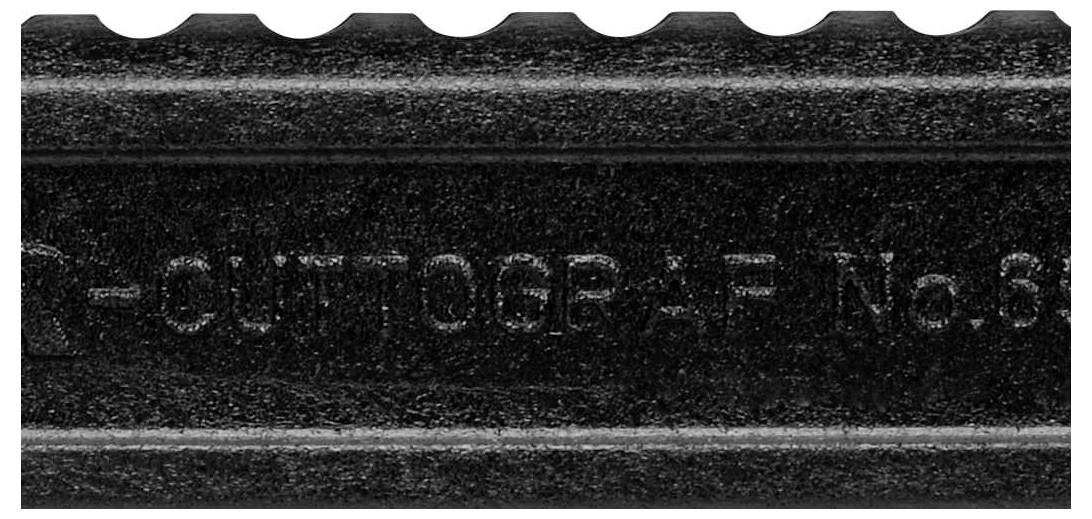 Nahaufnahme eines Messerklingenrandes mit sichtbarem Text 'CUTT OGR-P-F No. 8'.