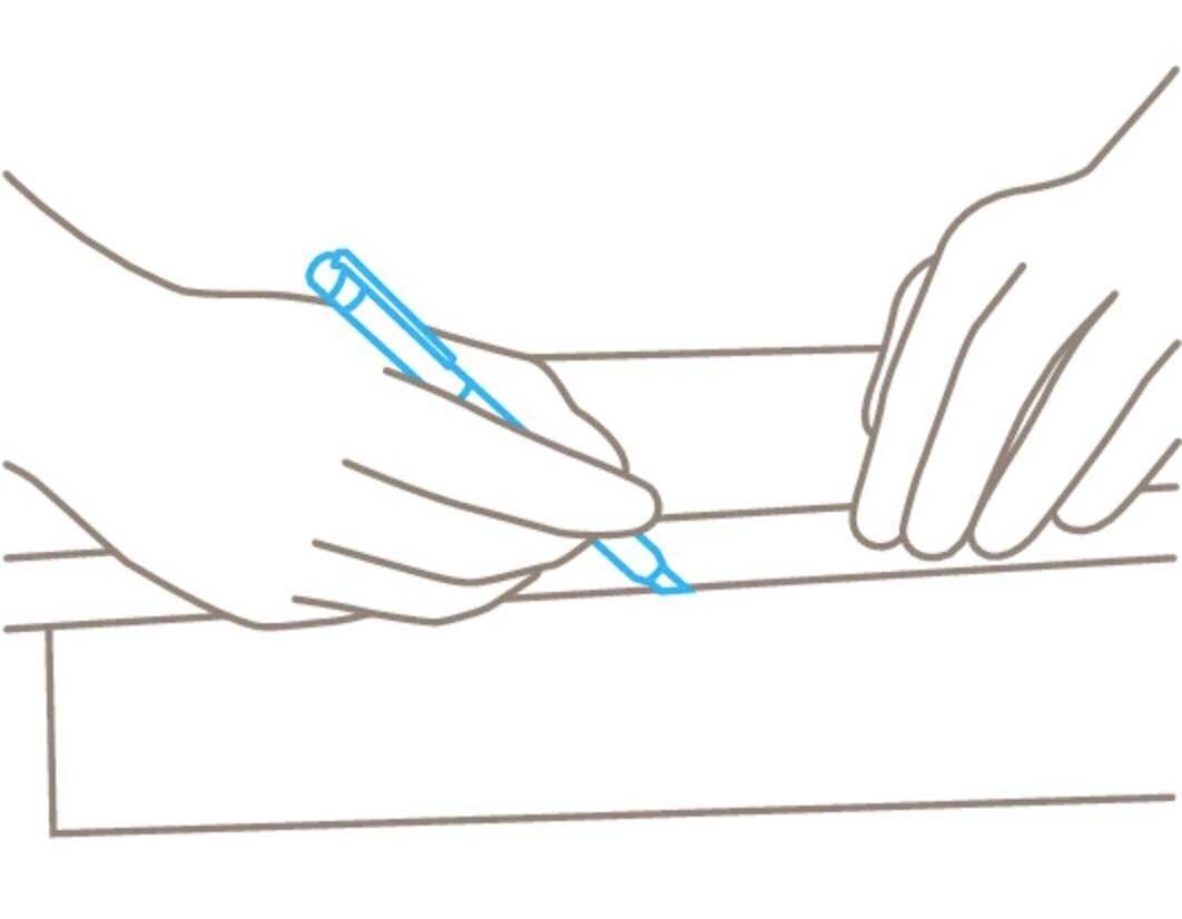 Eine Hand hält einen Stift und zeichnet eine Linie auf eine Oberfläche, während die andere Hand das Material fixiert.