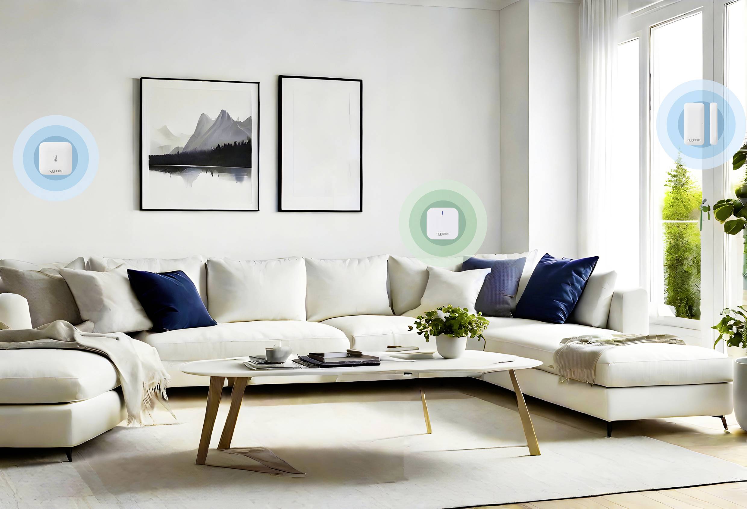 Ein modernes Wohnzimmer mit weißem Sofa, blauen Kissen, Pflanzen auf einem Tisch und intelligenter Technologie an den Wänden.