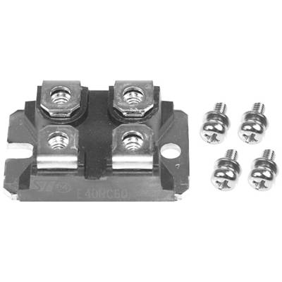 Metallische Komponente mit vier Schraublöchern links und vier separaten Schrauben rechts. Elektronisches Bauteil zur Befestigung.