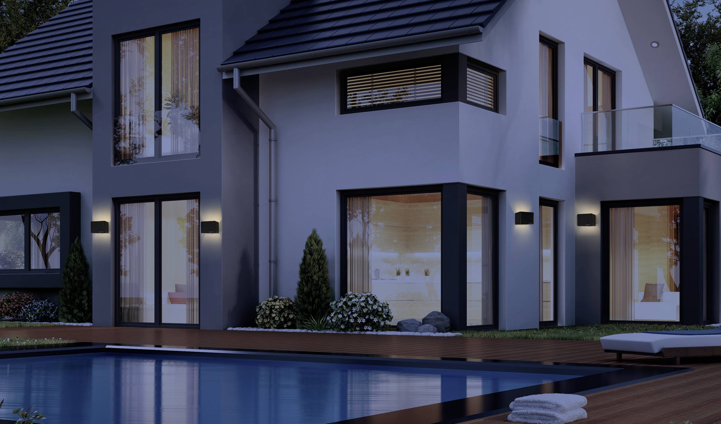 Modernes zweistöckiges Haus mit großen Fenstern und Außenbeleuchtung bei Dämmerung. Im Vordergrund befindet sich ein Pool.