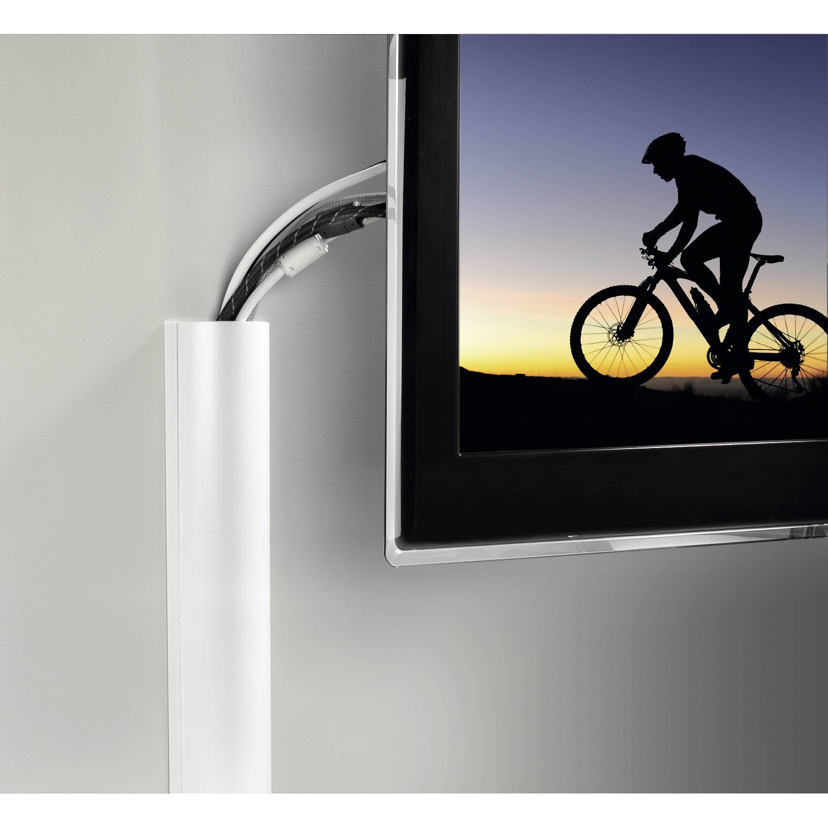 Ein Bildschirm zeigt die Silhouette eines Fahrradfahrers bei Sonnenuntergang. Im Vordergrund sind Kabel durch einen Kabelkanal verlegt.