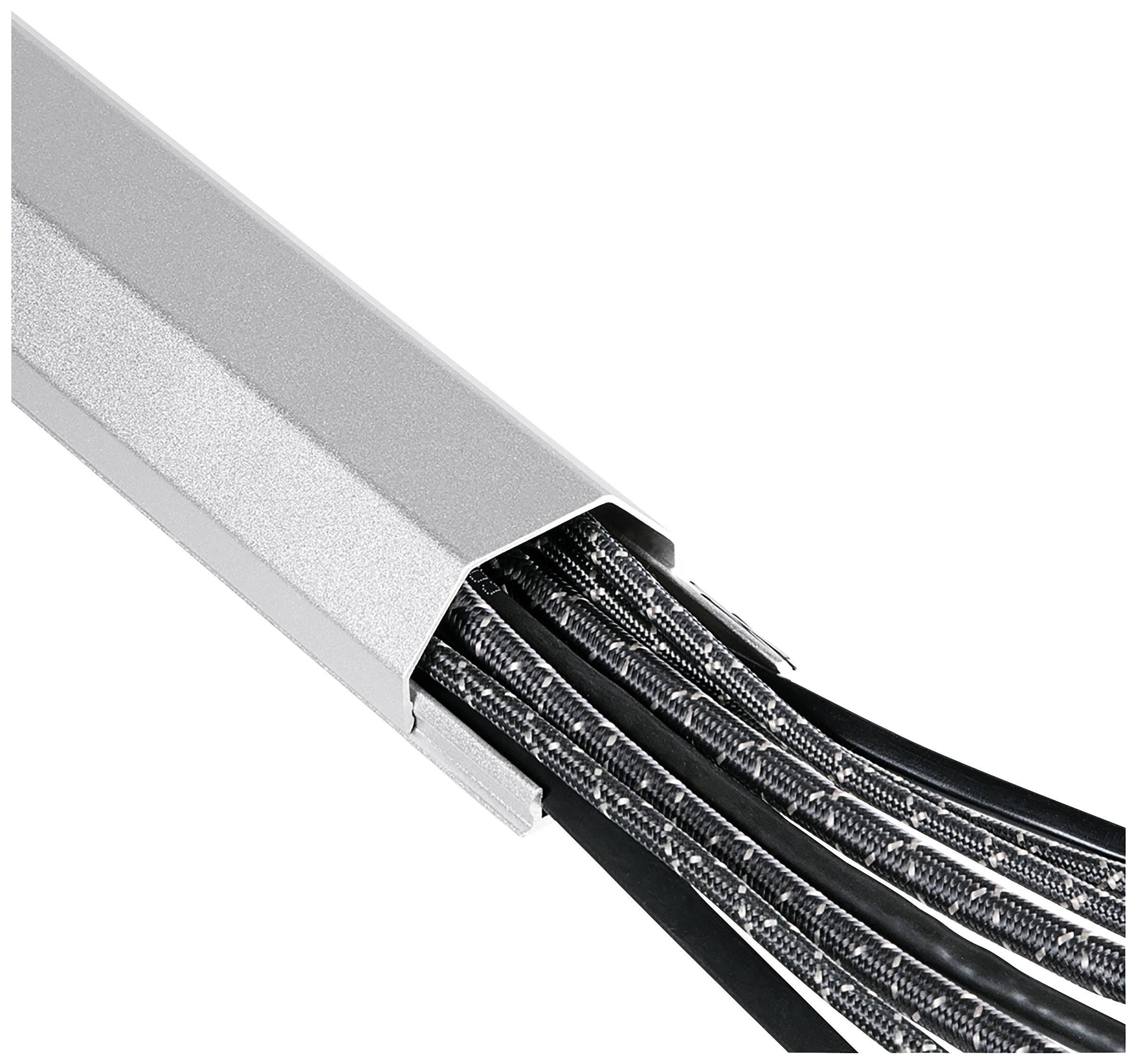 Ein Kabelkanal aus Aluminium, teilweise geöffnet, führt mehrere schwarze Kabel. Er dient der Organisation und dem Schutz von Kabeln.