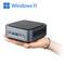 Mini-PC auf einer Hand, darüber das Windows 11-Logo. Der PC hat mehrere Anschlüsse vorne.