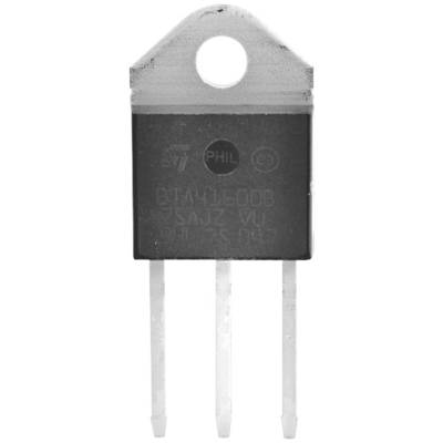 Ein dreipoliger elektronischer Transistor mit silbernem und schwarzem Gehäuse, erkennbar durch drei hervorstehende Metallstifte unten.