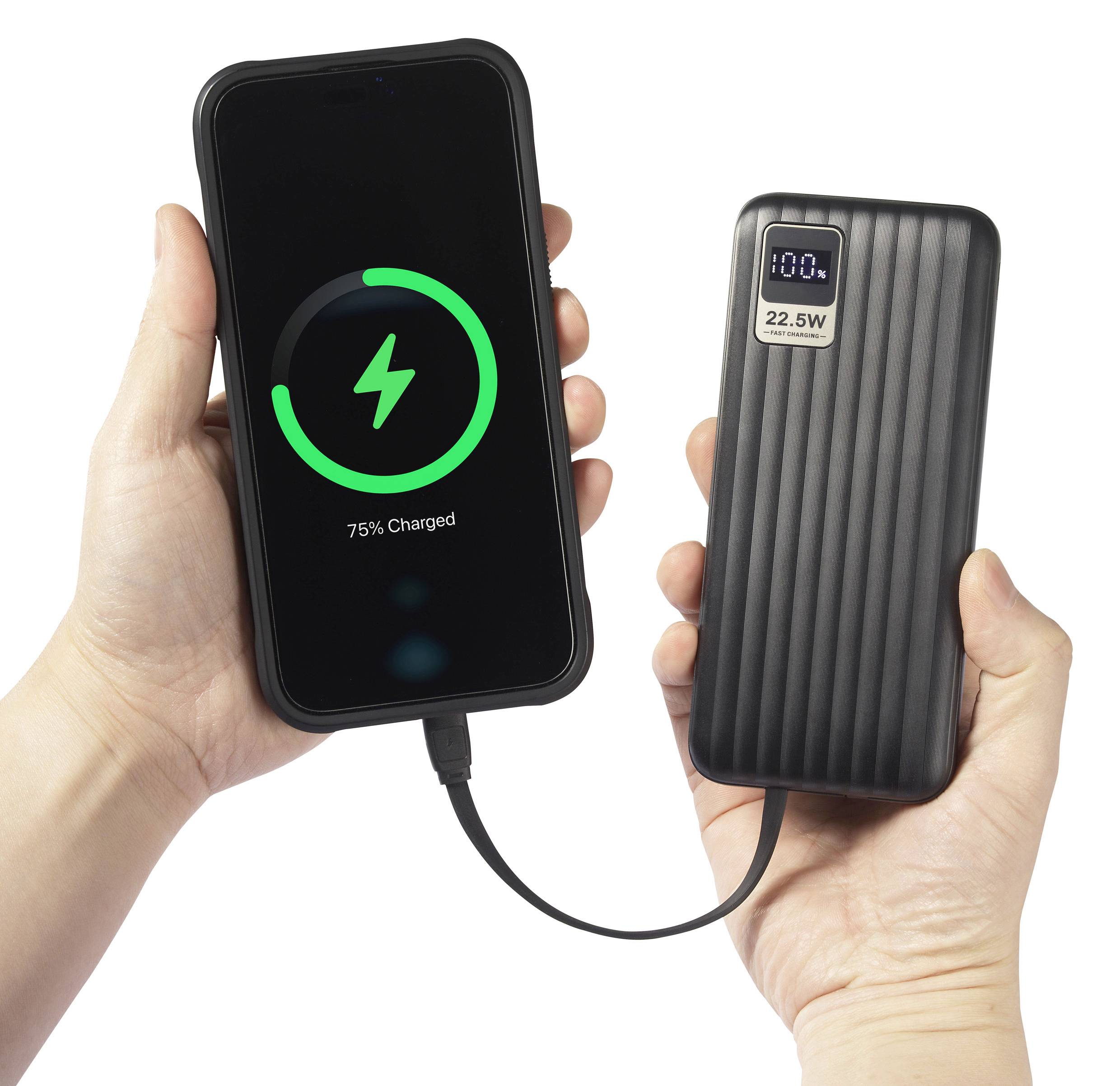 Eine Hand hält ein Smartphone mit einem Ladekabel verbunden, das eine Ladeanzeige von 75% zeigt. Eine andere Hand hält eine Powerbank.