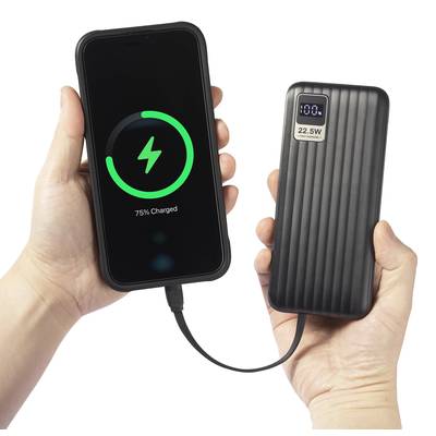 Eine Hand hält ein Smartphone mit einem Ladekabel verbunden, das eine Ladeanzeige von 75% zeigt. Eine andere Hand hält eine Powerbank.