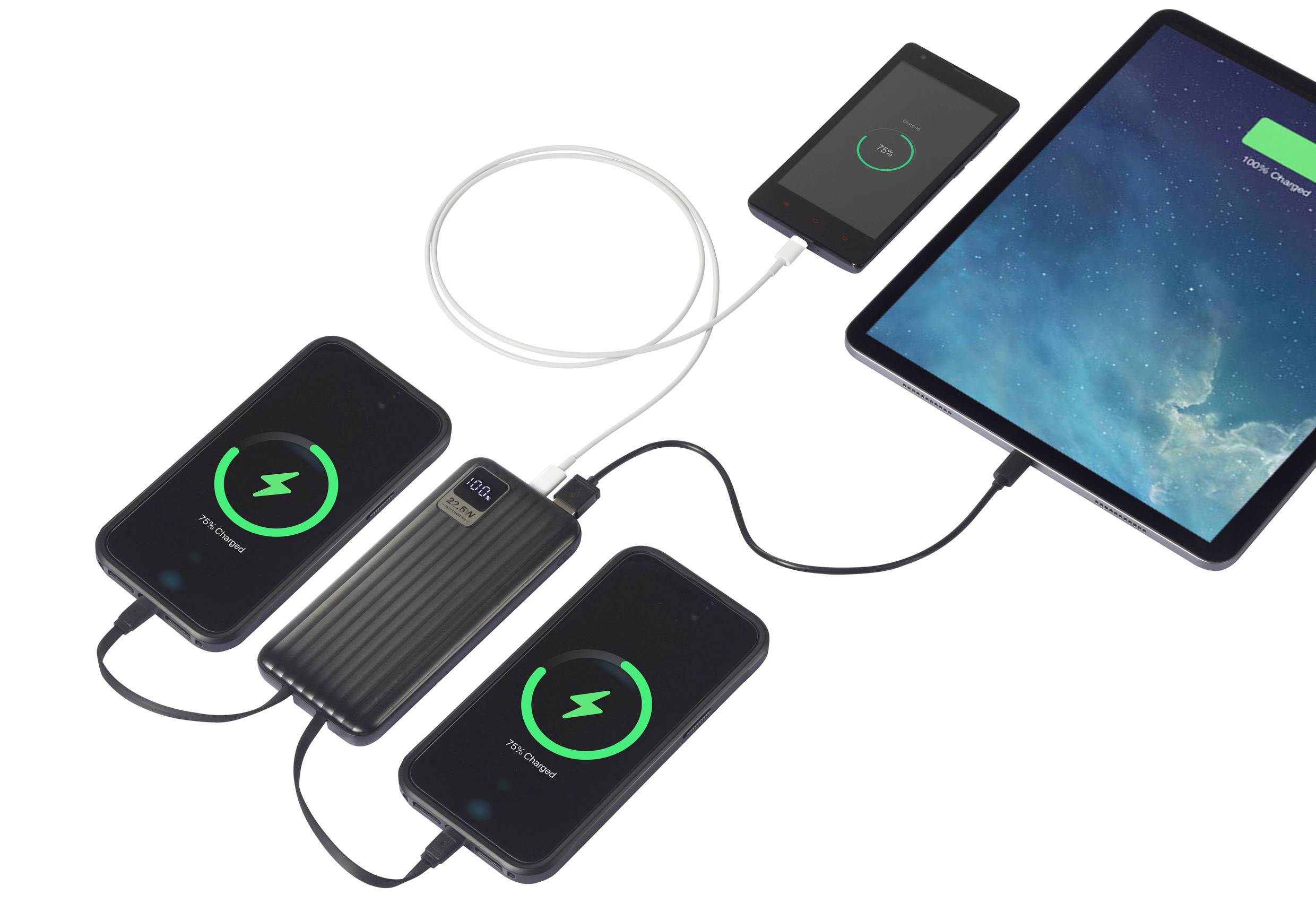 Ein Tablet und drei Smartphones werden gleichzeitig mit einem tragbaren Akku geladen, alle zeigen ein Ladesymbol auf ihren Bildschirmen.