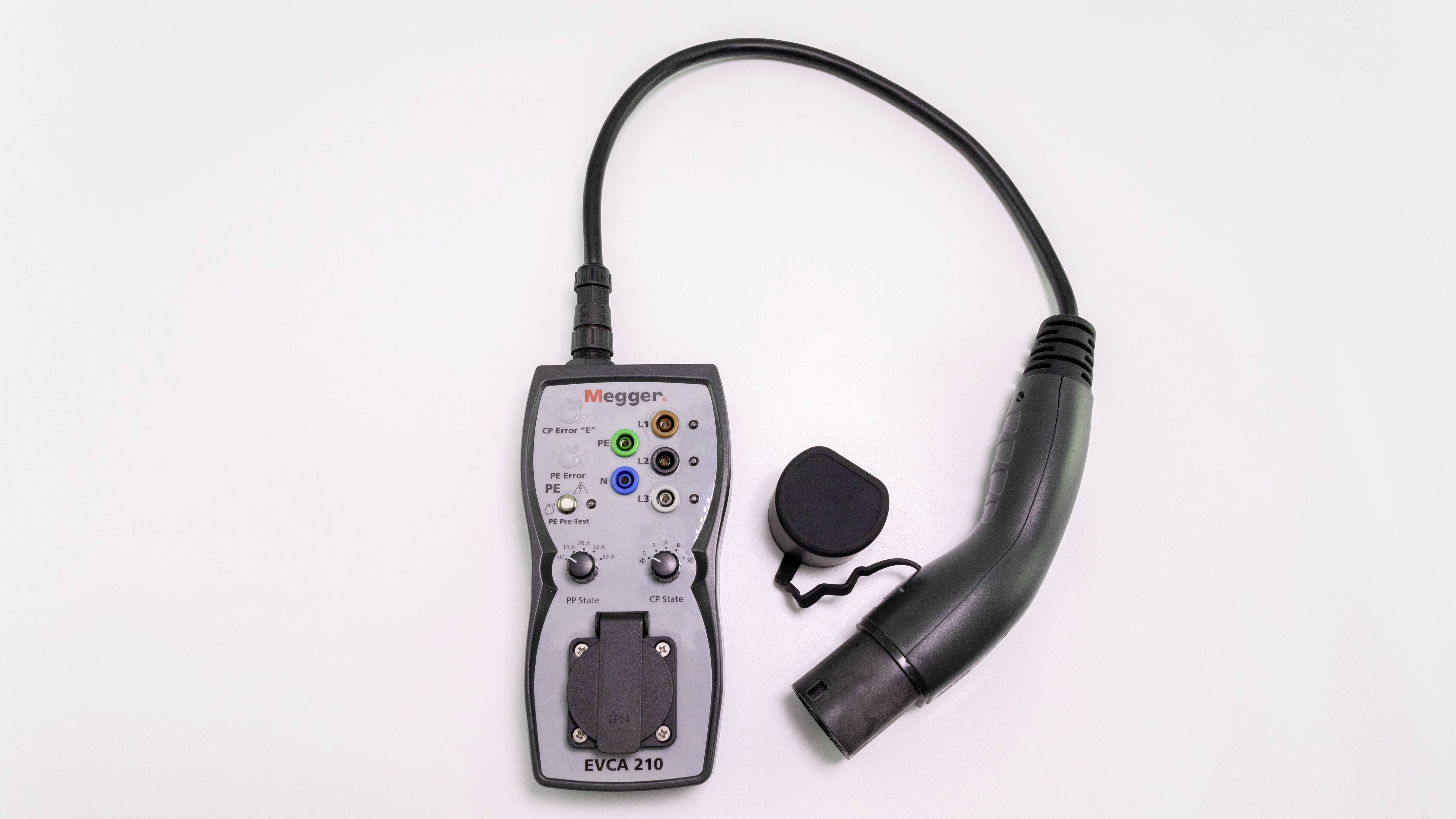Ein Ladegerät mit Kabel und Steckverbindung, beschriftet mit 'Megger EVCA 210', verwendet zur Prüfung von Elektrofahrzeug-Ladestationen.