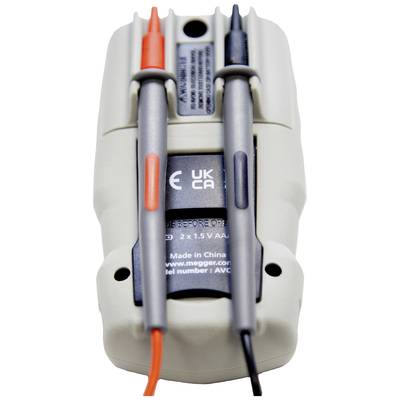 Ein elektrisches Messgerät mit zwei Prüfspitzen, eine rot und eine schwarz. Gerät zeigt Markierungen wie 'UKCA' und 'Made in China'.