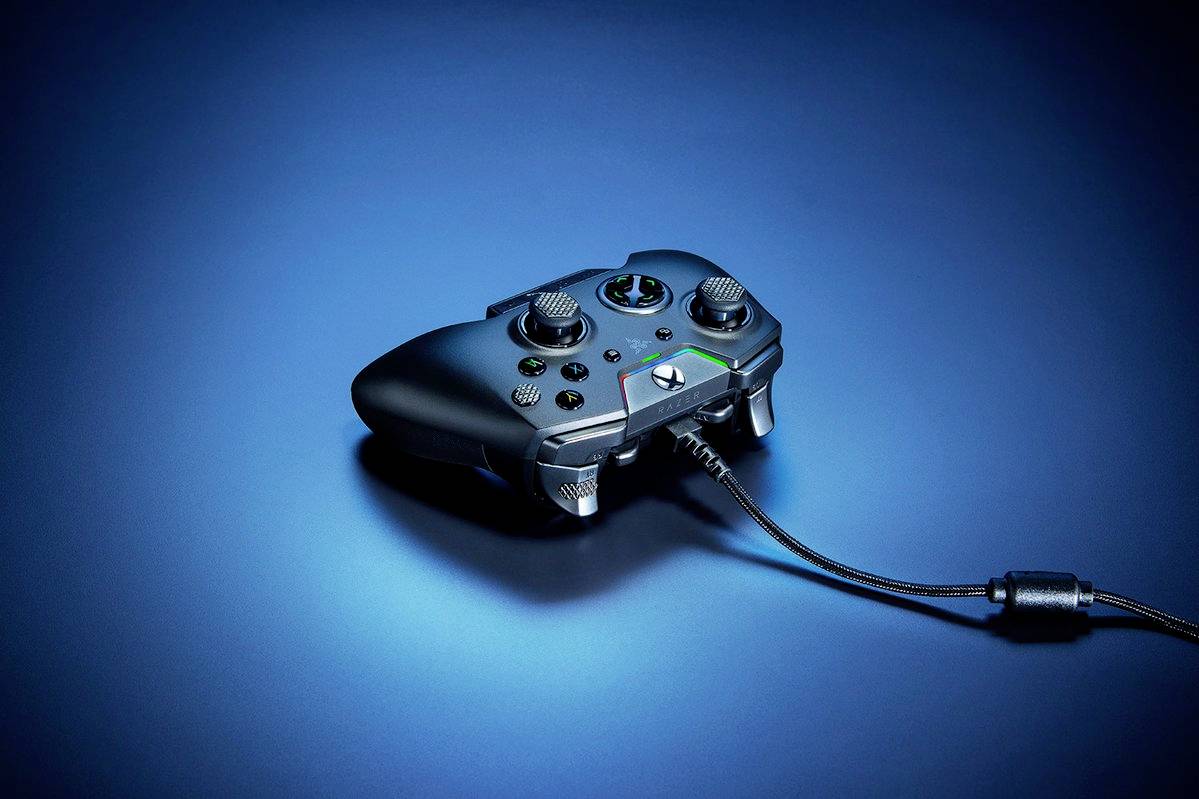 Ein schwarzer Videospiel-Controller auf blauem Hintergrund, angeschlossen per Kabel.