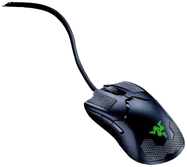 Schwarze Gaming-Maus mit Kabel, beleuchtetem grünen Logo und strukturierter Oberfläche für verbesserten Halt und Präzision.