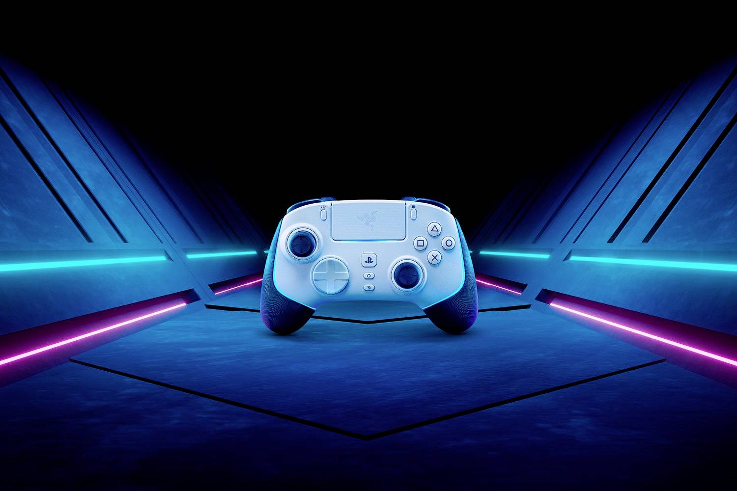 Ein futuristisch beleuchtetes Spielzimmer mit blauem und rosa Licht, in dessen Mitte ein beleuchteter Gaming-Controller auf einem Boden liegt.