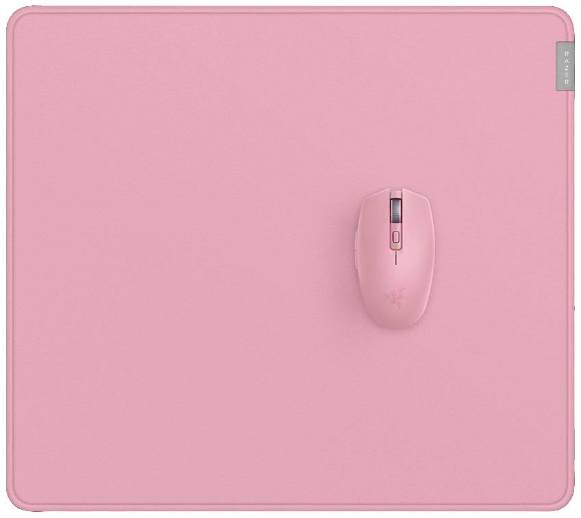 Eine rosa Computermaus liegt auf einem passenden rosa Mauspad.