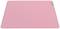 Ein rechteckiges, rosa Mauspad mit einem kleinen Etikett in der oberen Ecke. Das Pad hat eine glatte Oberfläche und abgerundete Ecken.
