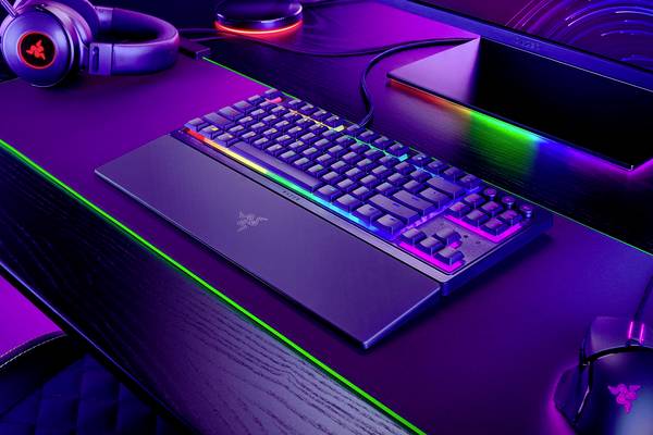 RAZER Ornata V3 Tenkeyless GER Kabelgebunden Gaming-Tastatur Deutsch, QWERTZ Schwarz Beleuchtet, Handballenauflage, Spritzwassergeschützt