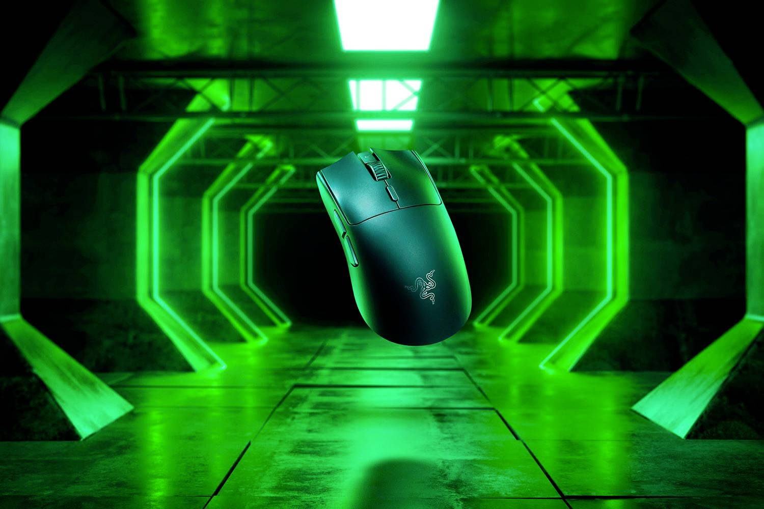 Eine schwarze Gaming-Maus schwebt in einem futuristischen, grün beleuchteten Tunnel. Sie hebt sich durch den Kontrast deutlich ab.