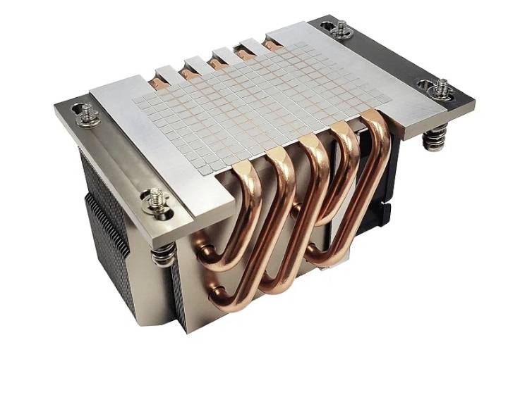 Kühlkörper mit Kupfer-Heatpipes und Aluminiumlamellen für die Wärmeableitung elektronischer Geräte. Oben vier Schrauben zur Montage.