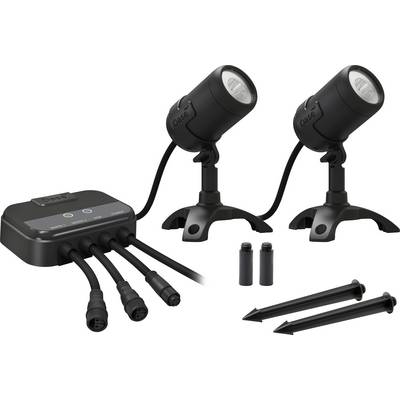"Smart Outdoor Spotlights by Oase": Zwei verstellbare Außenleuchten mit Erdspießen und Verbindungskabeln, geeignet für Garten- und Landschaftsbeleuchtung.