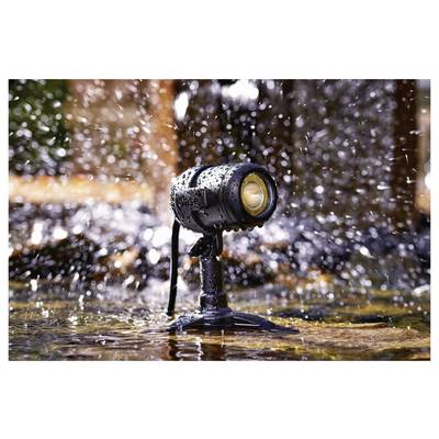 Wasserdichter Außenstrahler beleuchtet, umgeben von spritzendem Wasser, demonstriert seine Widerstandsfähigkeit unter nassen Bedingungen.
