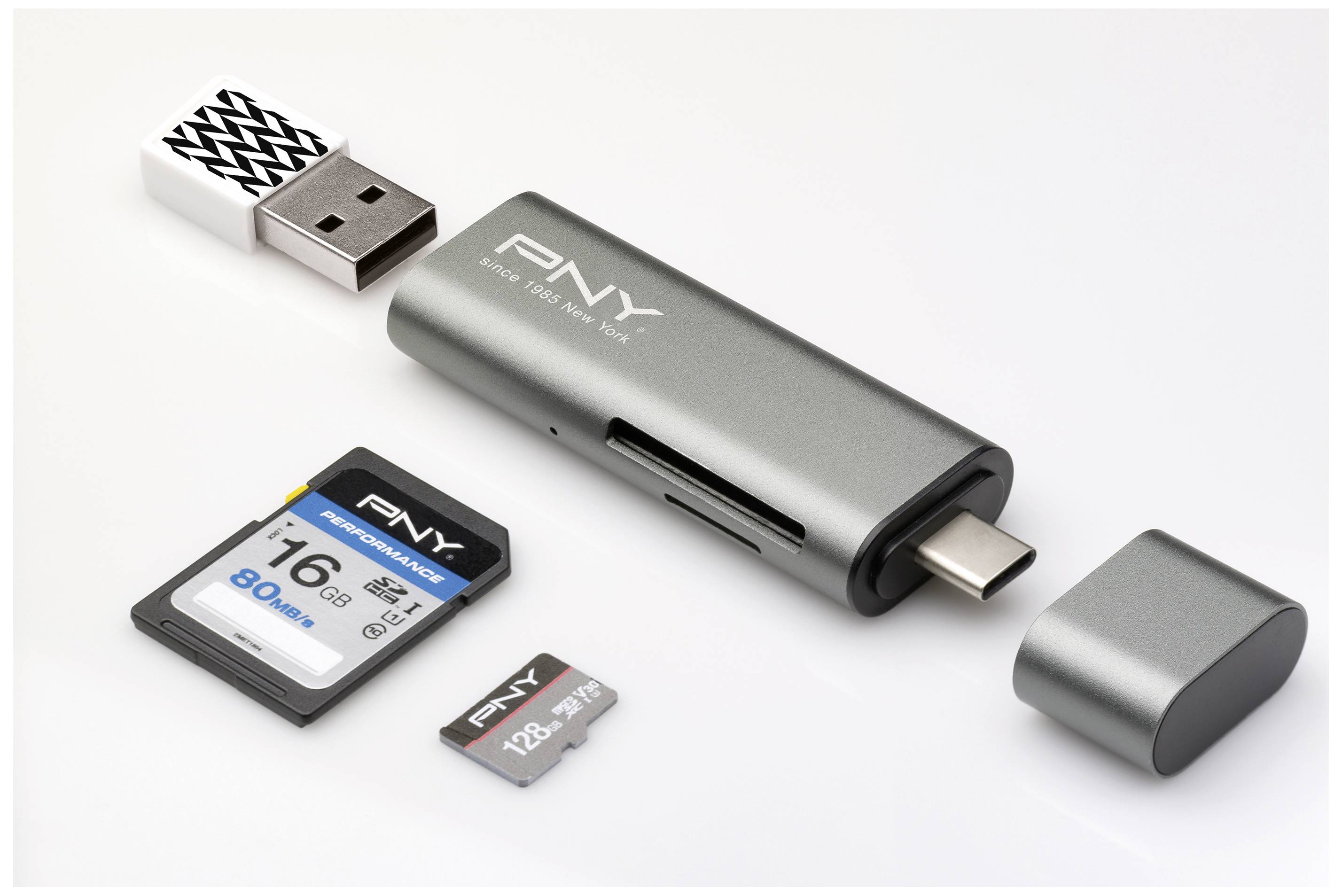 Ein USB-C-Kartenleser von PNY mit einem eingelegten microSD-Adapter, einer SD-Karte und einer microSD-Karte.