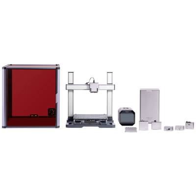 Verschiedene 3D-Drucker und Zubehör nebeneinander angeordnet. Links ein geschlossener Drucker, in der Mitte ein offener Drucker, rechts mehrere Module.