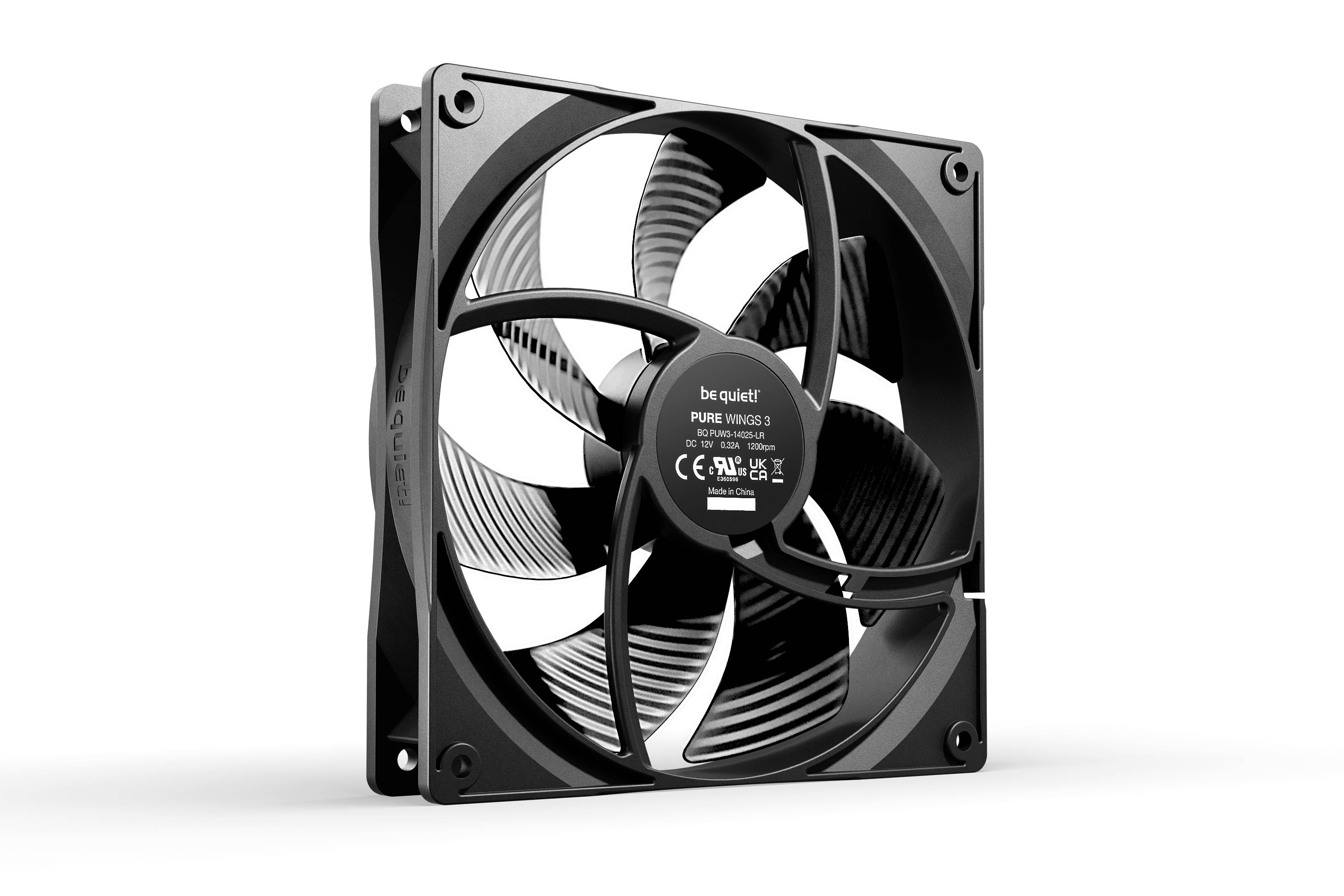 Ein schwarzer Computerlüfter der Marke 'be quiet!', Modell 'Pure Wings 2', zeigt Details der Rotorblätter und des Gehäuses aus Kunststoff.