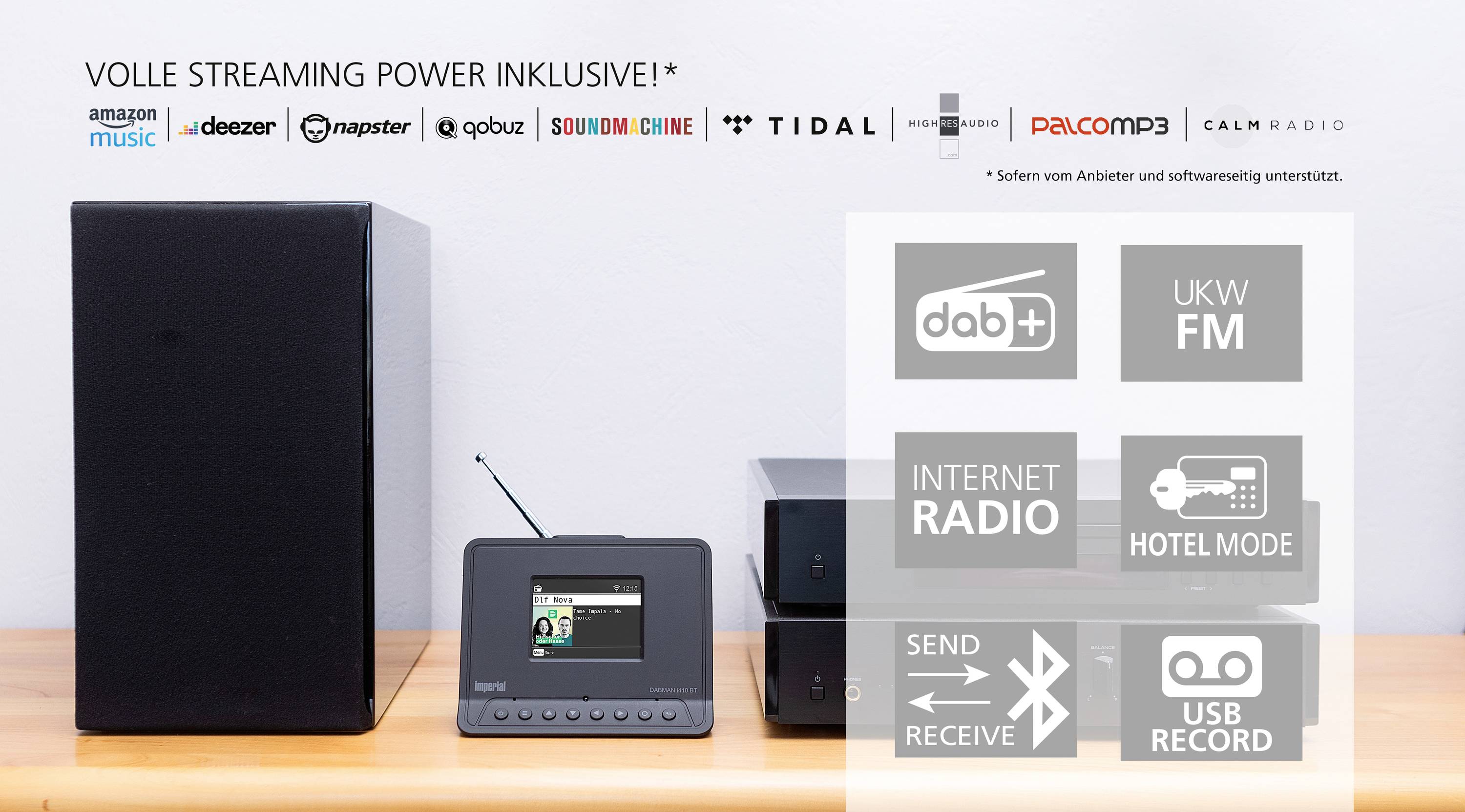 'Volle Streaming Power inkludiert' mit Logos von Musik-Diensten. Gerät mit Radio und USB-Optionen. Schwarzer Lautsprecher rechts.