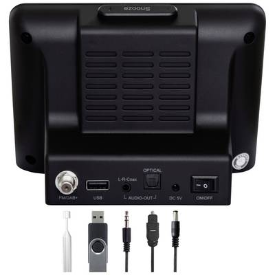 Rückansicht eines elektronischen Geräts mit Anschlüssen und Schaltern: FM/DAB+, USB, optischer Ausgang, Stromversorgung. Zubehör: USB-Stick, Audiokabel, Stromkabel.
