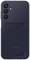 Ein schwarzes Smartphone von hinten, mit drei Kameralinsen und einem Blitz. Das Samsung-Logo ist unten auf der Rückseite sichtbar.