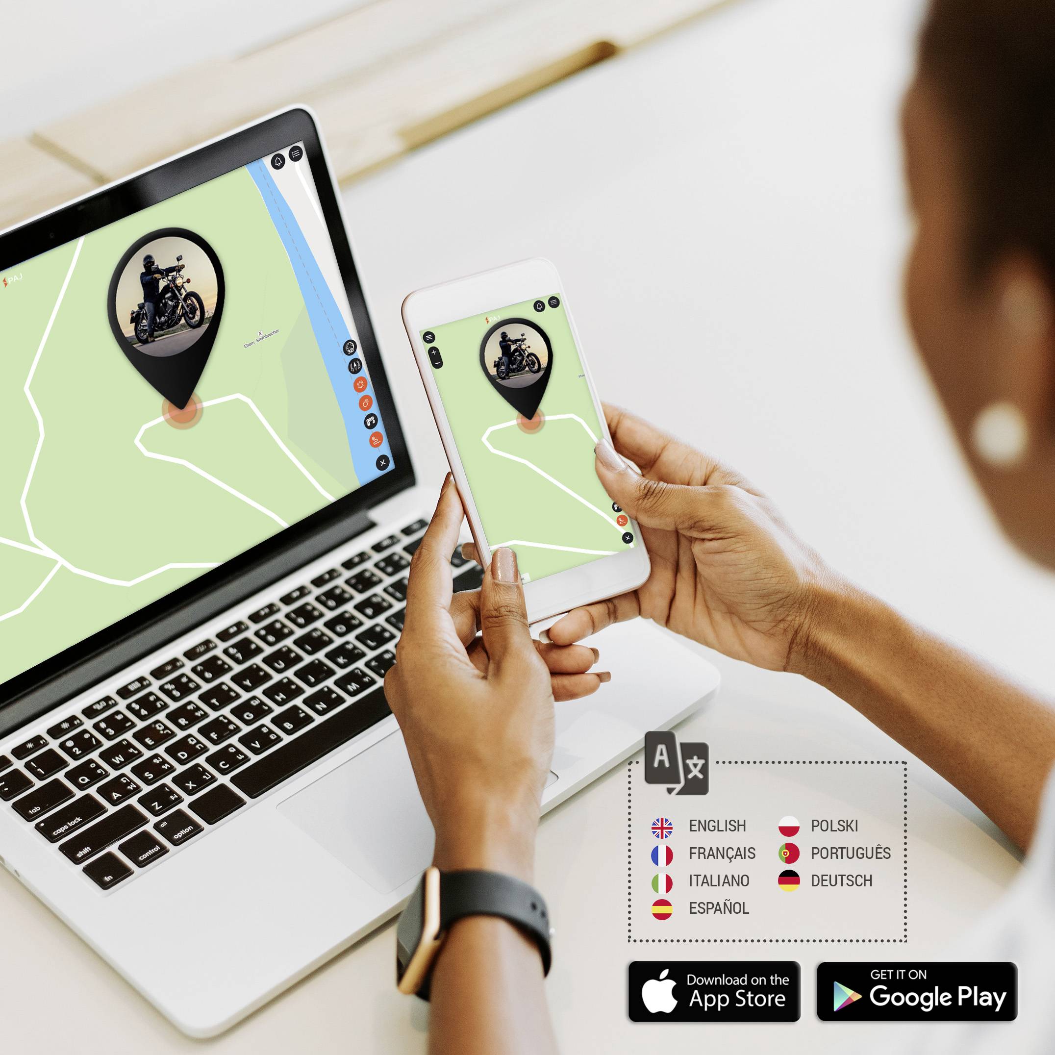 Eine Person nutzt ihr Smartphone und Laptop, um ein Navigationssystem mit einem Motorrad-Symbol auf der Karte zu betrachten.