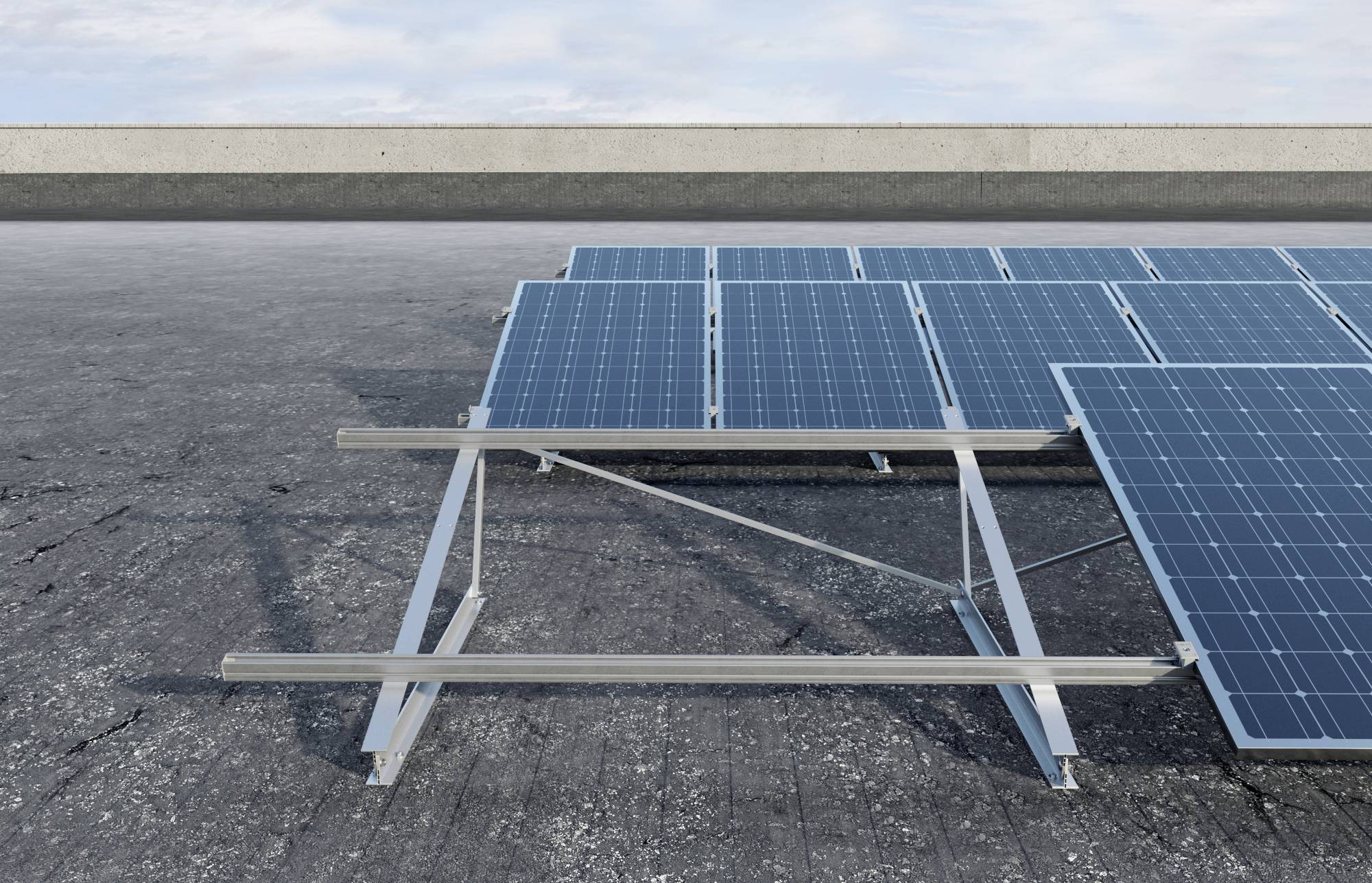 'Mehrere Solarmodule sind in einem rechteckigen Muster auf einem flachen Dach montiert. Der Himmel ist leicht bewölkt.'