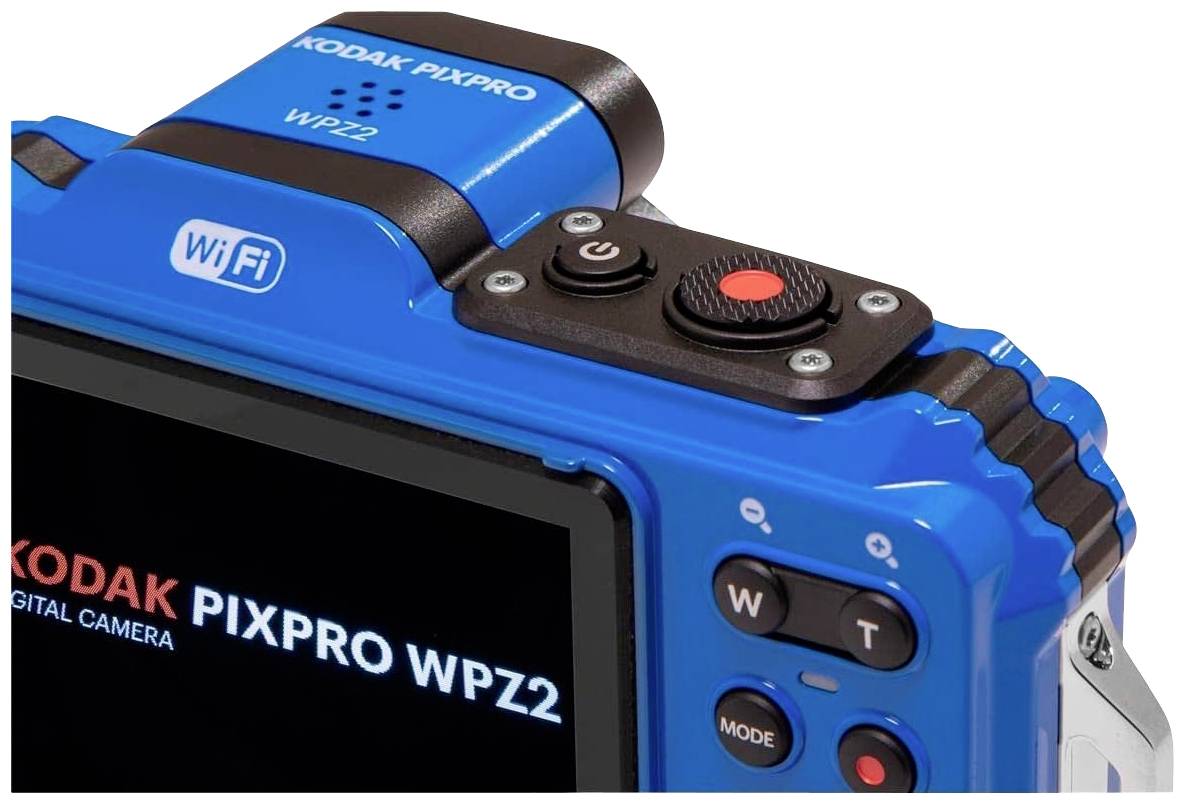 Eine blaue Digitalkamera von Kodak PIXPRO WPZ2 mit WiFi-Funktion, die bedient wird.