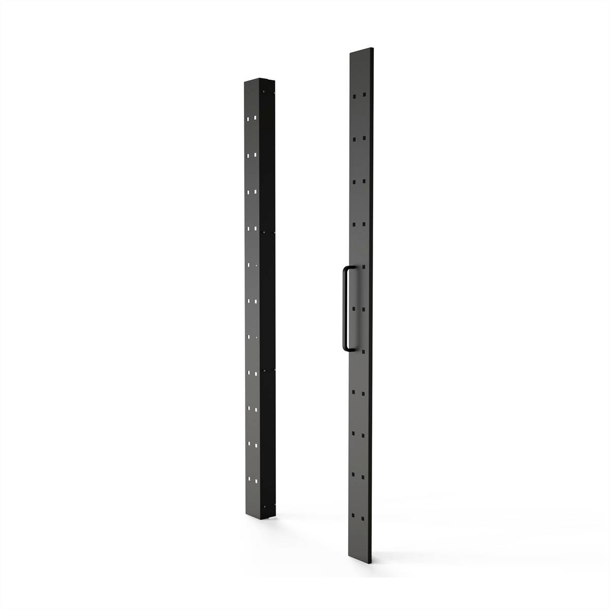 Zwei dunkle Metallstützen mit Löchern, eine mit einem Griff. Sie stehen aufrecht und parallel zueinander, vor weißem Hintergrund.