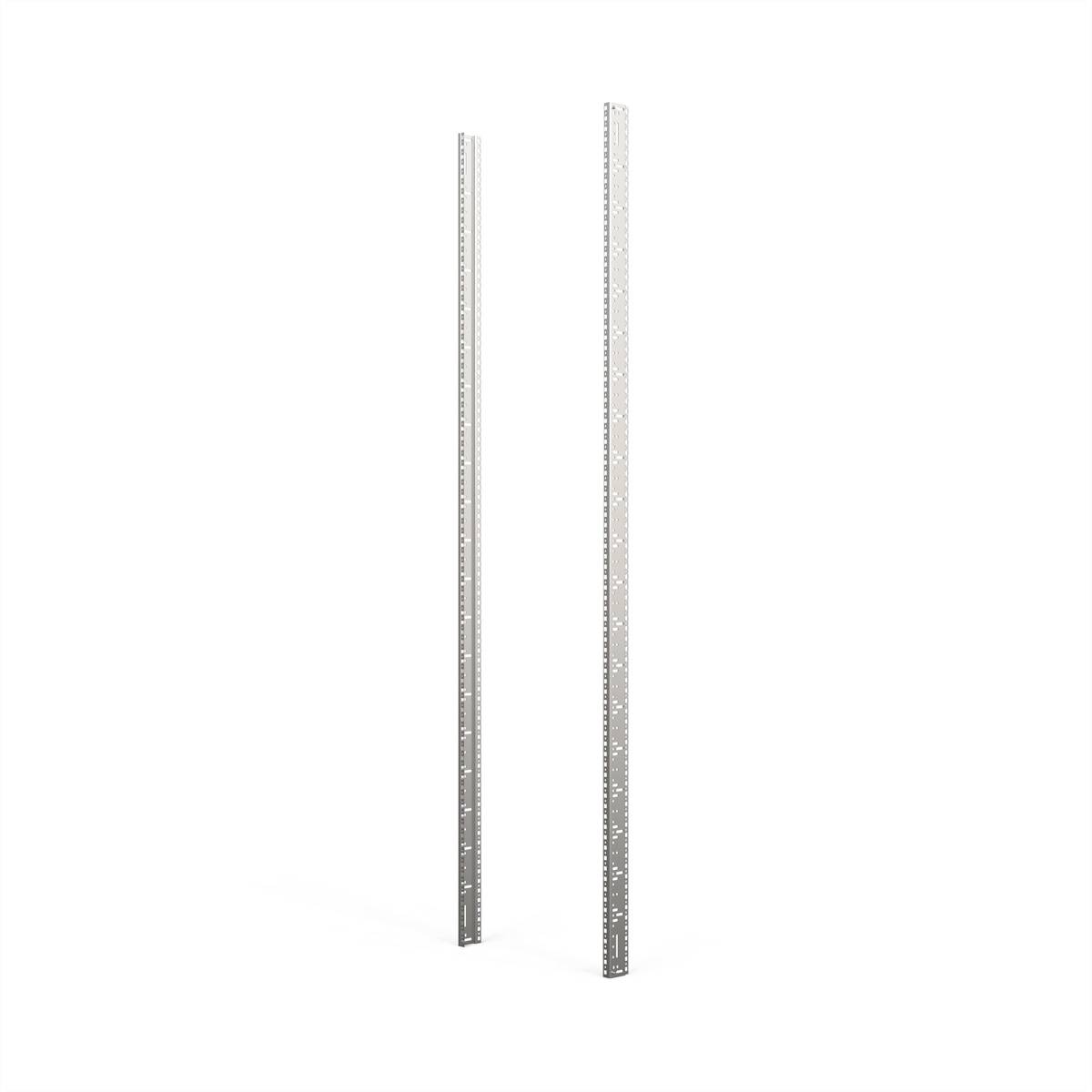 Zwei lange, silberfarbene Metalllineale stehen aufrecht nebeneinander auf einem weißen Hintergrund.