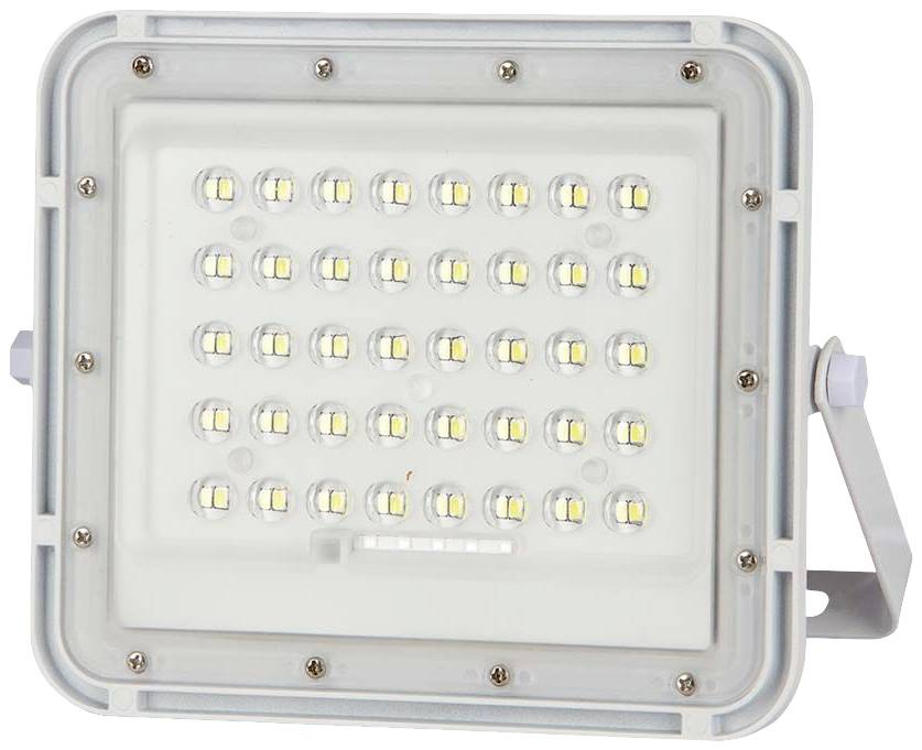 Ein quadratischer LED-Strahler mit weißem Gehäuse, ausgestattet mit mehreren gelben LEDs in einem Gittermuster, montiert auf einem Halter.